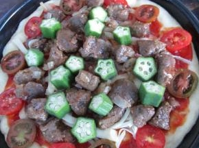 把秋葵和圣女果切好摆上 ，最上面再撒一层马苏里拉