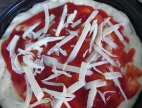 .撒上一层马苏里拉