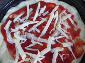 .撒上一层马苏里拉