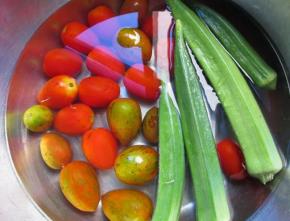 面团发酵备好，发面团的过程中，备好需要秋葵和圣女果，都洗净捞出晾干表面水分