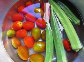 面团发酵备好，发面团的过程中，备好需要秋葵和圣女果，都洗净捞出晾干表面水分