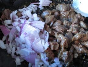 锅中放油，把牛肉切大粒，放入煸炒至稍变色 然后加入洋葱碎翻炒一下 ，加入cook100法式黑胡椒烤肉料  继续翻炒至牛肉真正变色，离火晾凉备用