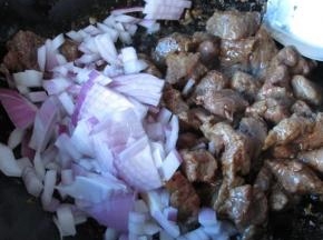 锅中放油，把牛肉切大粒，放入煸炒至稍变色 然后加入洋葱碎翻炒一下 ，加入cook100法式黑胡椒烤肉料  继续翻炒至牛肉真正变色，离火晾凉备用