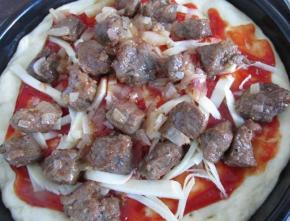 把炒好的牛肉粒铺上