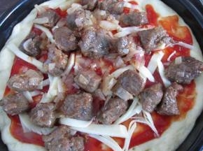 把炒好的牛肉粒铺上