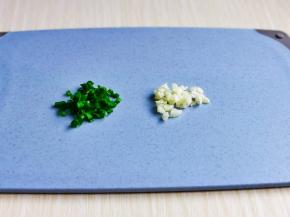 首先葱蒜去皮切好。