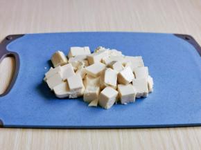 内酯豆腐切小块。
