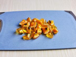 皮蛋去皮冷水冲洗干净，再切小块。