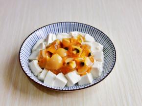 把切好的豆腐装盘，再放上皮蛋，放旁边备用。