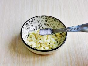 蒜末中加入盐。