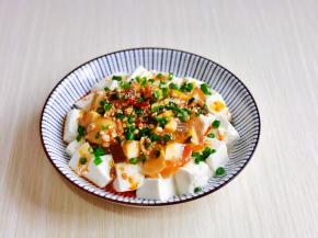 把酱汁淋在豆腐上，撒上葱花就可以啦！