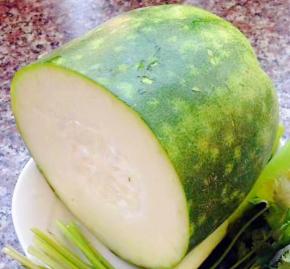 准备原材料冬瓜去皮