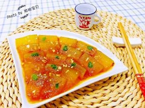 美味可口的蚝油冬瓜装入盘中撒上蒜粒和香菜就大功告成了
