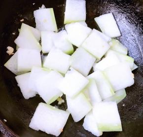 放入冬瓜片大火快速翻炒