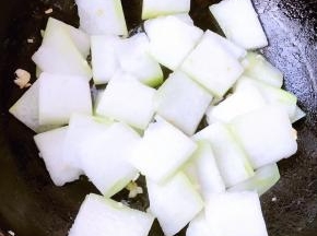 放入冬瓜片大火快速翻炒