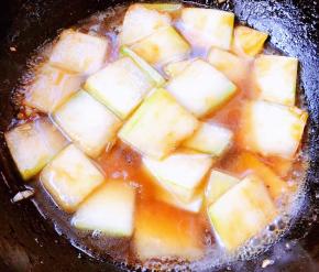 适当添加少许清水炒制这样冬瓜易熟