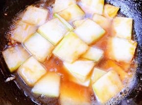 适当添加少许清水炒制这样冬瓜易熟