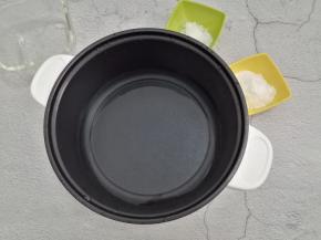 白凉粉倒入锅中