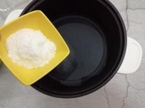 然后加入白凉粉搅拌均匀