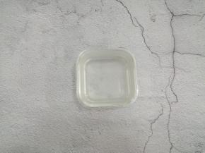 将煮好的凉粉倒入耐热的容器中