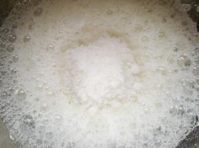 蛋清里面加入几滴柠檬汁，用电动打蛋器打发至粗泡状，一次性加入绵白糖。