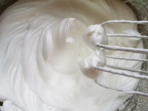 先低速后高速打发至提起打蛋器，打蛋器上的尖角坚挺竖立不弯。烤箱上下管145度预热。