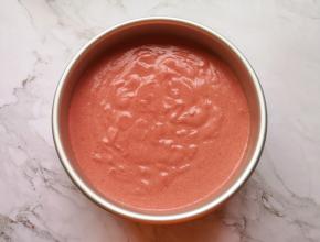 将混合好的蛋糕糊从模具的中间开始倒入模具里面，从高处垂直摔几下震出大气泡。