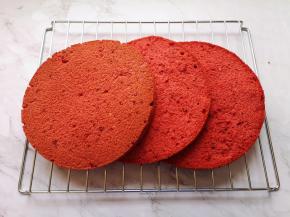 时间到，从烤箱里取出模具(注意烫手)，垂直摔一下震出热气，倒扣在晾网上，凉透之后反过来脱模，将脱模的蛋糕胚分成三片（如图）。