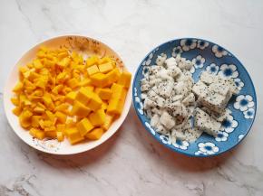 芒果和火龙果分别去皮，一部分切小块做夹心用，一部分切成大块装饰外表用。