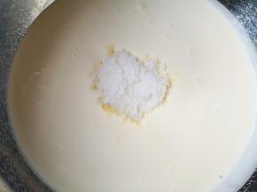 淡奶油里面加入绵白糖。