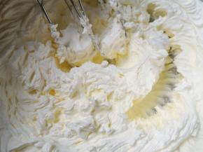 打发，裱花袋里面提前装入裱花嘴，分一半打发好的奶油装入裱花袋。