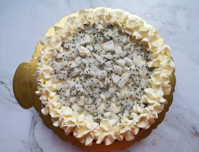 抹上一层奶油，放上小块的火龙果，用裱花袋里的奶油在蛋糕边上挤出奶油花。