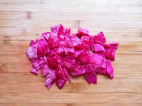 火龙果皮切成1厘米左右的小块。