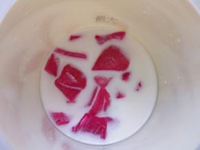 放入榨汁杯，加入纯牛奶榨成汁。