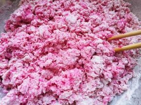 用筷子搅拌成絮状。