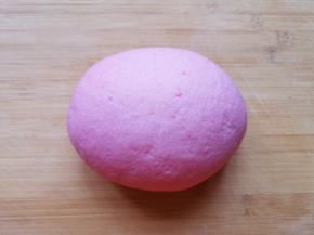 发酵好的面团揉光排气。