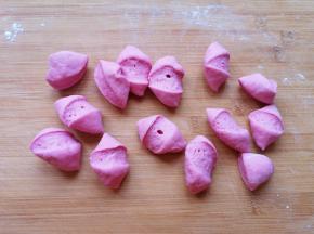 搓成长条，分成饺子皮大小的小剂子。