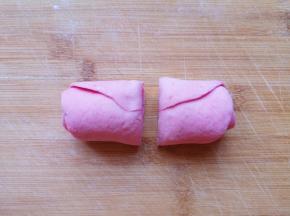 卷起来，沿着筷子的压痕切开。