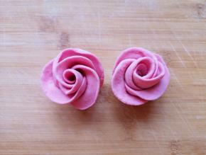 切面朝下，整理一下玫瑰花的花瓣，漂亮的玫瑰花馒头就做好了，依次做好剩下的面团。