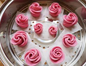 蒸锅内放水，篦子上铺上油纸，放上做好的玫瑰花馒头生胚，盖上锅盖二次发酵10分钟左右，凉水上锅，上汽后大火蒸12分钟关火，焖5分钟左右出锅。