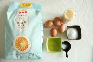 准备材料，鸡蛋要常温鸡蛋，如果是冷藏的，提前取出回温。模具抹油防黏。