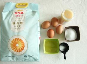 准备材料，鸡蛋要常温鸡蛋，如果是冷藏的，提前取出回温。模具抹油防黏。