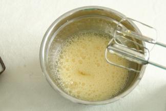 倒入盐，然后用电动打蛋器高速开始打！打到鱼眼泡，加入1/3细砂糖。继续打到气泡变细，再加1/3细砂糖。等打到出现明显纹路，加入最后的细砂糖，继续高速打。
