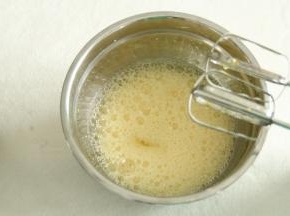 倒入盐，然后用电动打蛋器高速开始打！打到鱼眼泡，加入1/3细砂糖。继续打到气泡变细，再加1/3细砂糖。等打到出现明显纹路，加入最后的细砂糖，继续高速打。