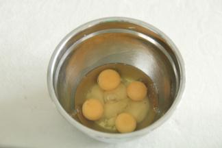 常温鸡蛋打入干净无水盆中。加入蜂蜜。此时可以预热烤箱上下180度。