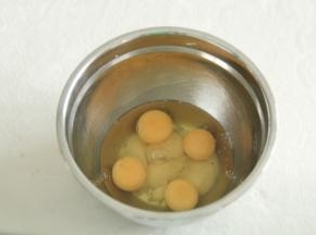 常温鸡蛋打入干净无水盆中。加入蜂蜜。此时可以预热烤箱上下180度。