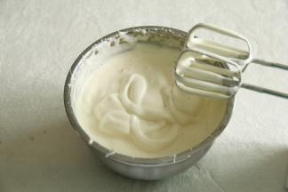 中途可以停下，提起打蛋头观察全蛋打发状态。打到蛋液体积明显膨胀，到提起打蛋头，蛋液滴落能画8字，保持一会不消失，能堆叠起来。