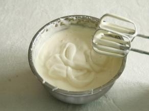 中途可以停下，提起打蛋头观察全蛋打发状态。打到蛋液体积明显膨胀，到提起打蛋头，蛋液滴落能画8字，保持一会不消失，能堆叠起来。