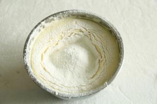 过筛入低粉，不要堆在一个角落，容易将打发好的蛋糊压消泡。