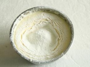 过筛入低粉，不要堆在一个角落，容易将打发好的蛋糊压消泡。